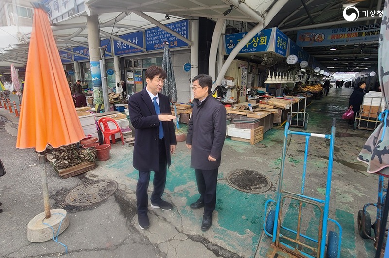 여수 연등천 주변 수산시장을 방문한 장동언 기상청 차장의 사진