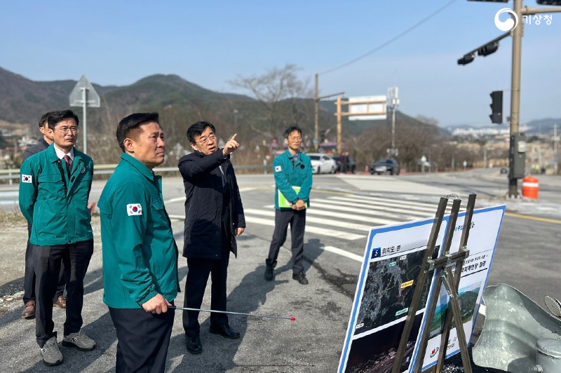 장동언 기상청 차장이 정읍시 재해위험지구를 둘러보는 사진