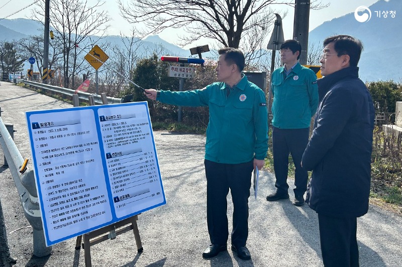 장동언 기상청 차장이 정읍시 재해위험지구 상황을 보고받는 사진