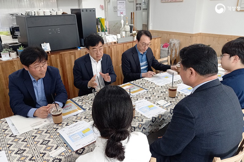 장동언 기상청 차장이 대전광역시 대덕구 노인종합복지관 관계자들과 소통하는 사진