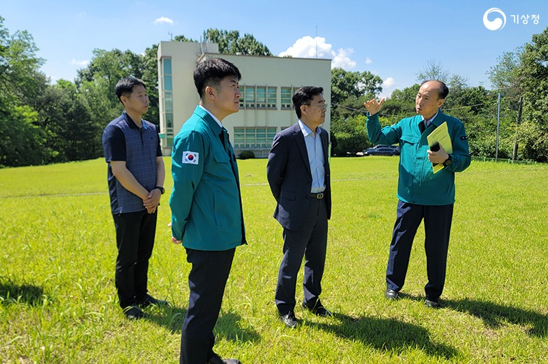 장동언 기상청 차장이 함동주 대구지방기상청장과 함께 상주자동기상관측소를 방문하여 관계자의 설명을 듣는 모습