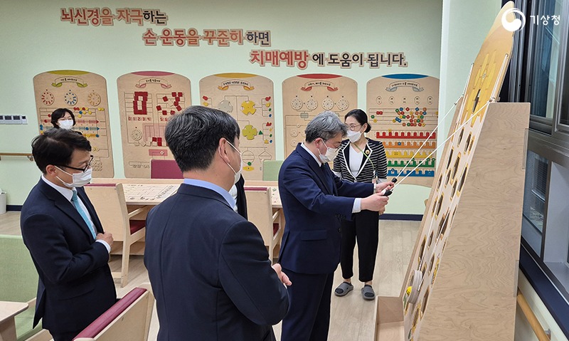 유희동 기상청장이 김해보훈요양원의 시설을 둘러보는 모습