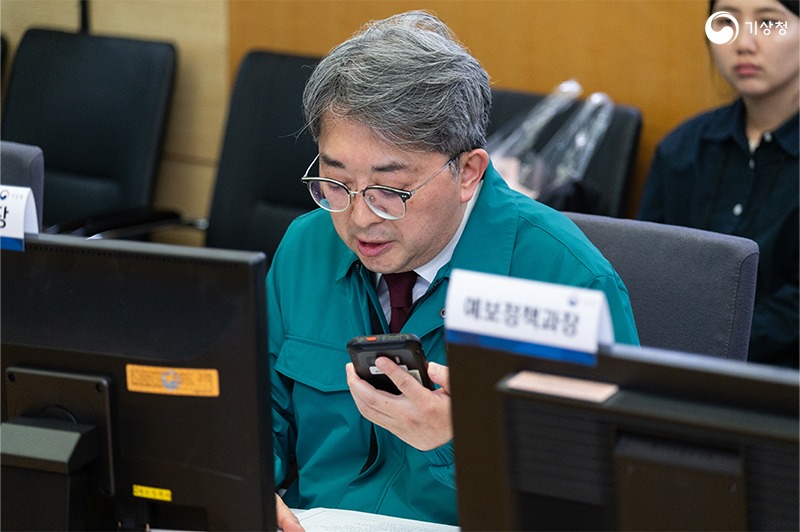 유희동 기상청장이 재난안전통신망을 통해 안전한국훈련 실시를 선언하는 모습