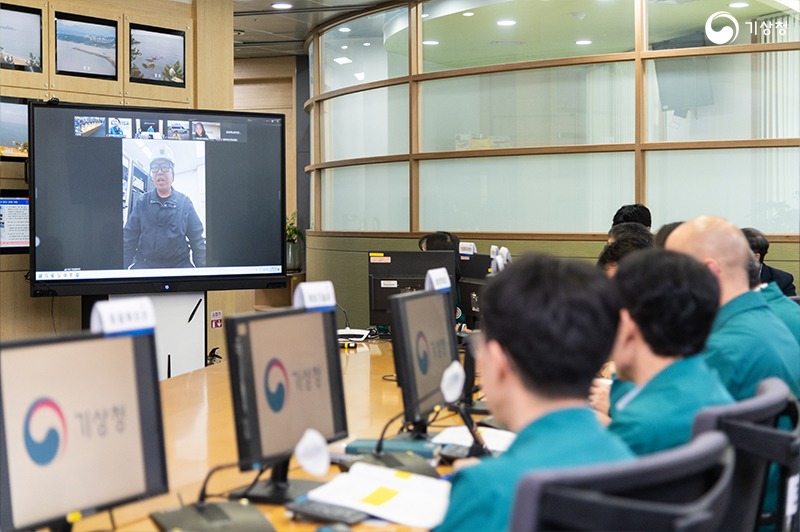 안전한국훈련 중에 인명피해 대응 시나리오를 영상회의를 통해 훈련하는 모습