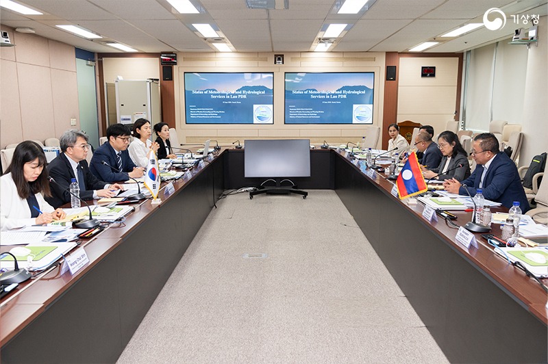 한-라오스 국제개발협력 신규사업 협의의사록 체결식 참석자들이 회의하는 모습