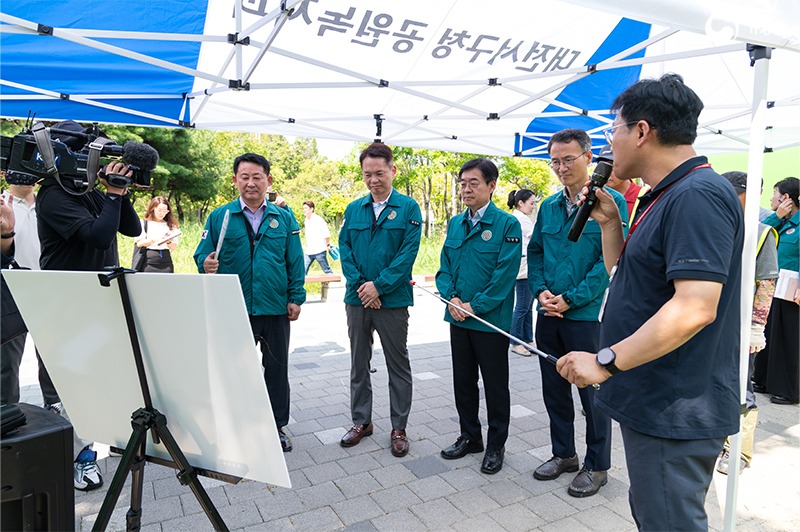 왼쪽부터 서철모 대전광역시 서구청장, 이병화 환경부 차관, 장동언 기상청장, 조희송 금강유역환경청장이 이동식 야외 근로자 쉼터를 방문하여 운영현황 브리핑을 듣고있는 모습 1