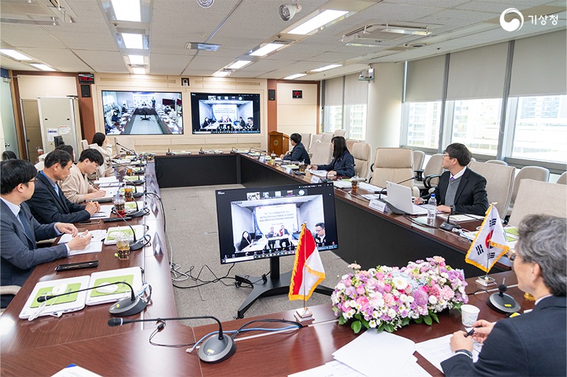 실시간 영상회의를 통해 인도네시아 기상청과 회의를 진행하는 한국 기상청 대표단 모습