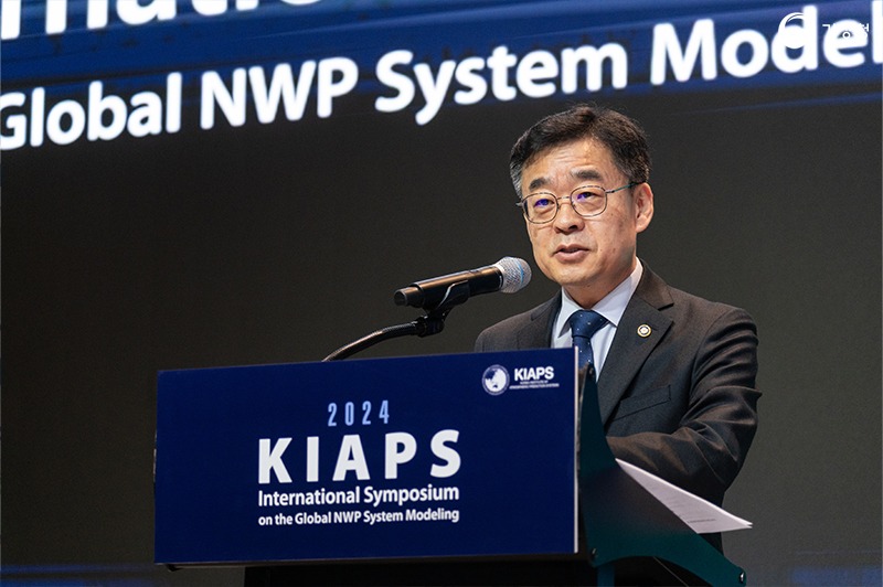 2024 KIAPS 개회식에서 축사하는 장동언 청장의 모습;