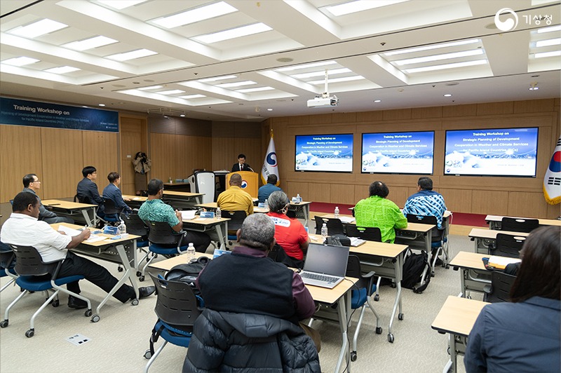 워크숍에서 환영사를 하는 장동언 기상청장의 모습 2