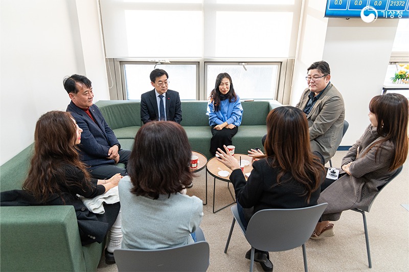 라디오 기상리포터의 건의사항을 청취하는 장동언 기상청장의 모습