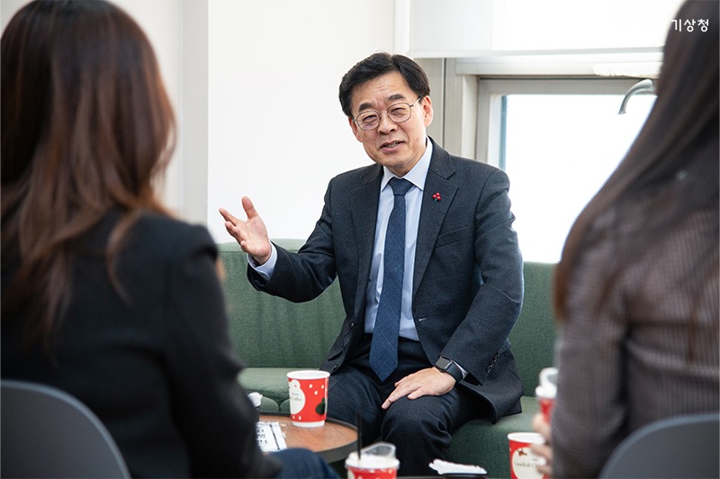 라디오 기상리포터들과 대화 나누는 장동언 기상청장의 모습