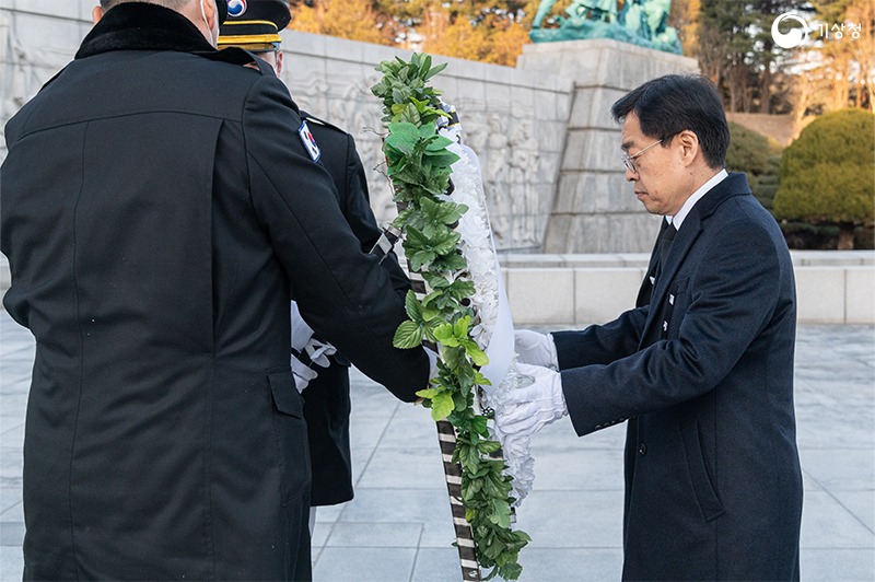현충탑에 헌화하는 장동언 기상청장의 모습