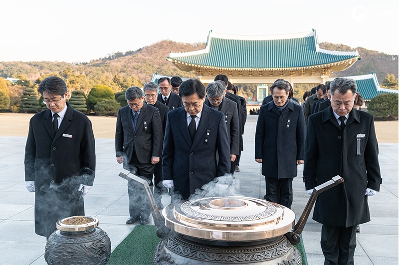 현충탑에 묵념하는 장동언 기상청장과 기상청 간부들의 모습