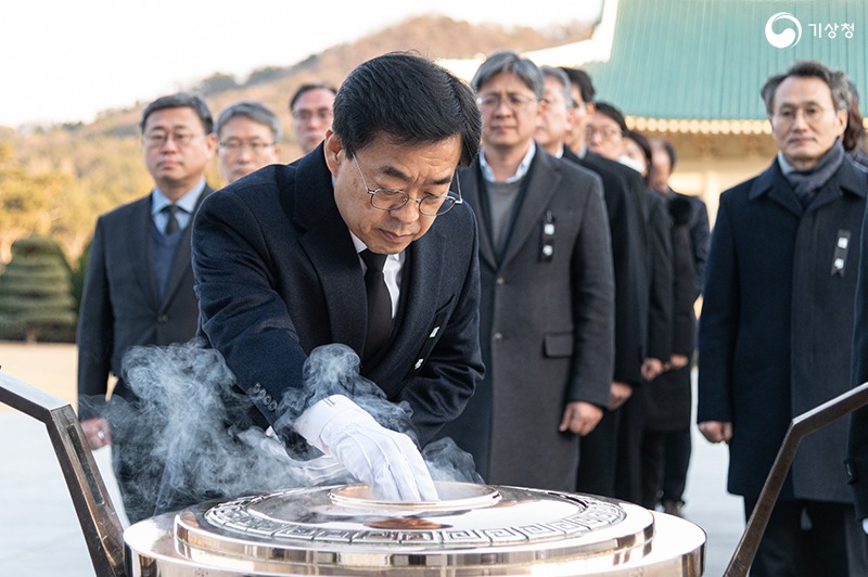 현충탑에 분향하는 장동언 기상청장의 모습