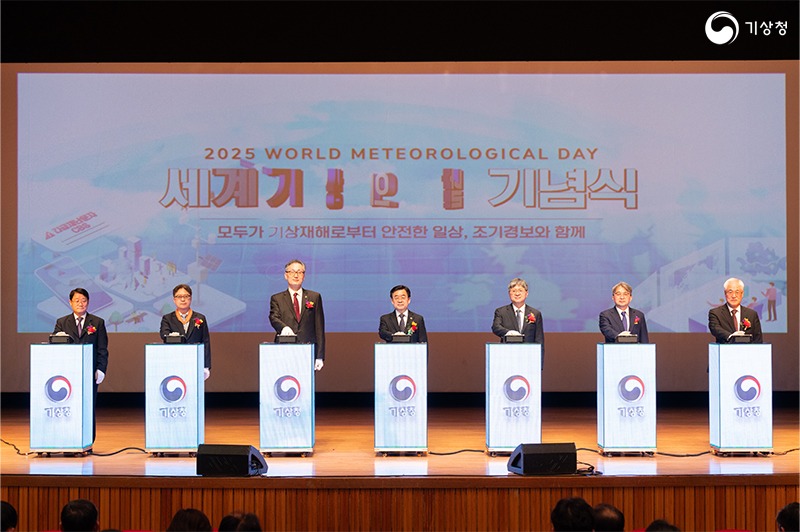 세계기상의 날 기념식 주요 내빈들이 터치 버튼 세리모니를 준비하는 모습. 왼쪽부터 권태순 한국기상전문인협회장, 박선기 한국기상학회장, 유득원 대전광역시 부시장, 장동언 기상청장, 김종석 13대 기상청장, 유희동 15대 기상청장, 박승희 기상청 차장.