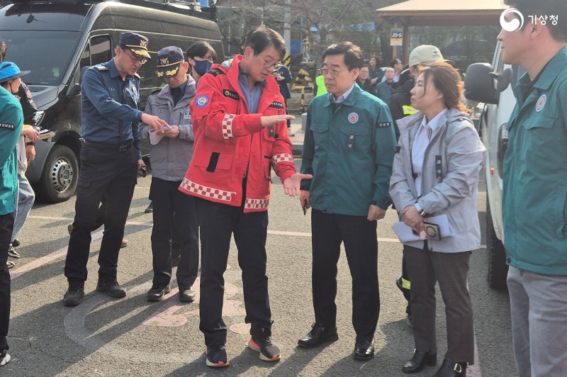 산불 대응 상황을 점검하는 장동언 기상청장의 모습. 왼쪽부터 신대호 경상남도 균형발전본부장, 장동언 기상청장, 이은정 부산지방기상청장.