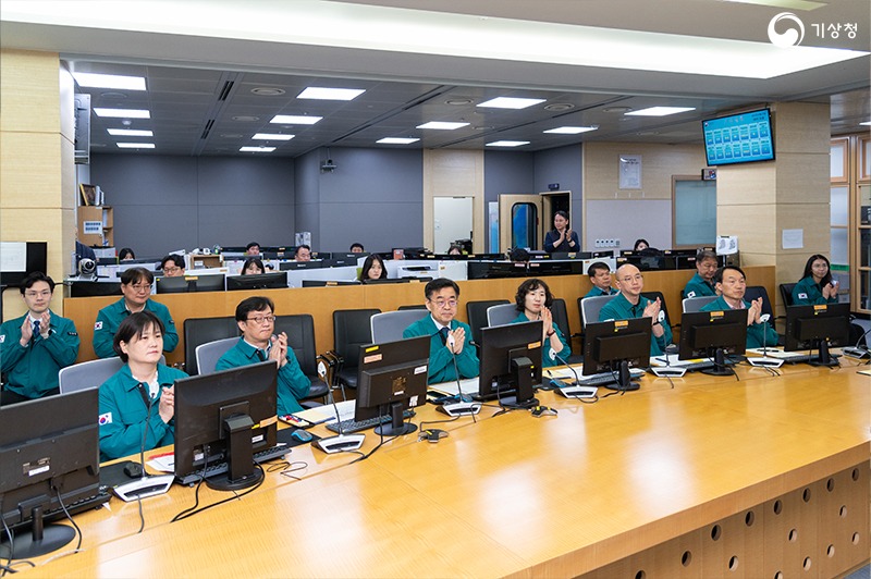 여름철 방재기상업무 시작을 선언하며 박수치는 장동언 기상청장과 직원들의 모습