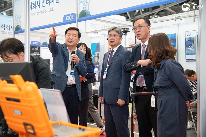 기상기후산업대전 전시 설명을 듣는 김승희 기상청 차장의 모습