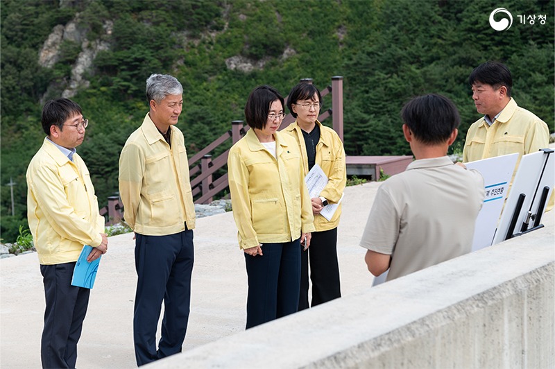 한국농어촌공사 이형섭 강릉지사장에게 강릉 오봉저수지 현황에 대한 설명을 듣는 이미선 기상청장의 모습