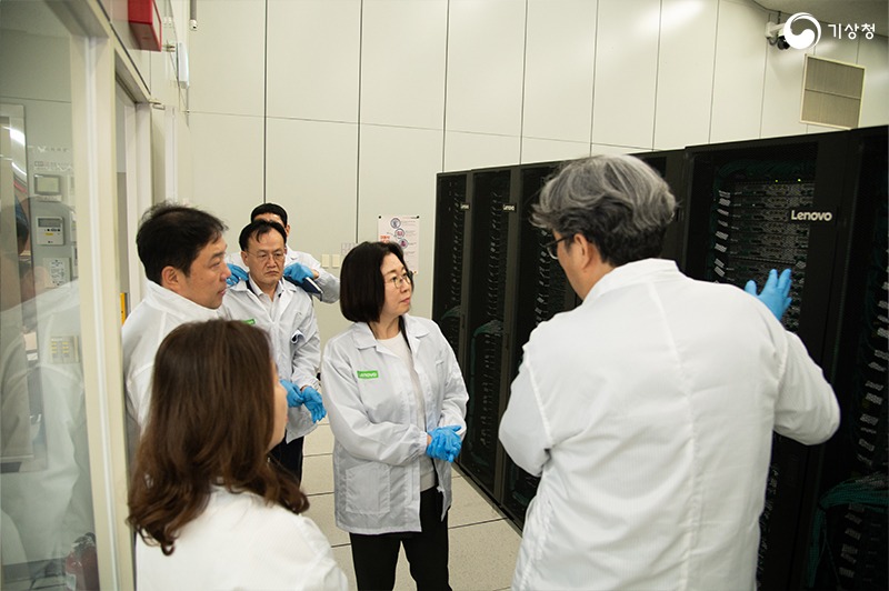 슈퍼컴퓨터센터 설비를 점검하는 이미선 기상청장의 모습