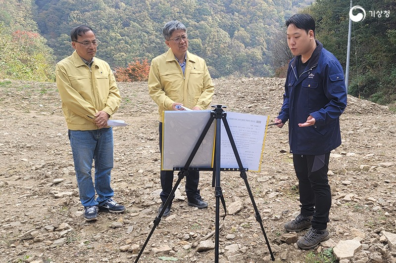 가평군 북면 산사태 현장을 점검하는 김승희 차장의 모습 2
