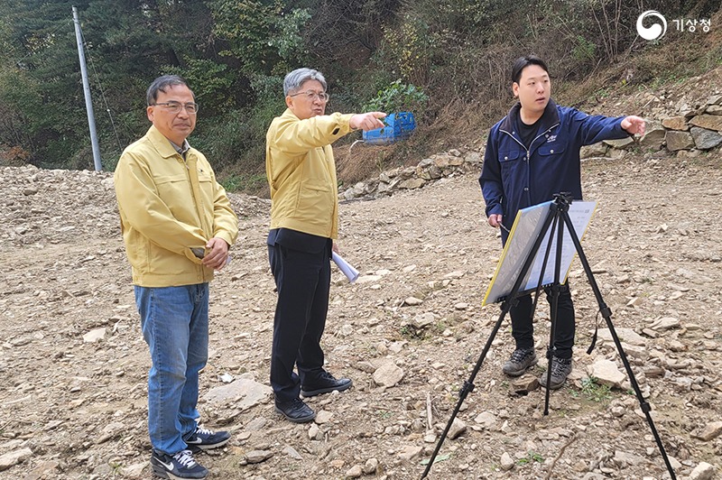 가평군 북면 산사태 현장을 점검하는 김승희 차장의 모습 1