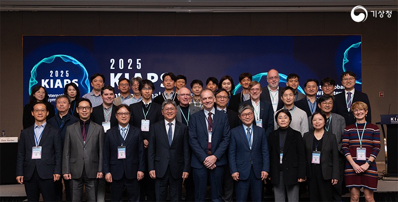 박선기 한국기상학회장, 김승희 기상청 차장, Dale Barker 차세대수치예보모델개발사업단 과학자문위원회 의장, 박훈 사업단장을 비롯한 학술대회 주요참석자들이 기념촬영하는 모습