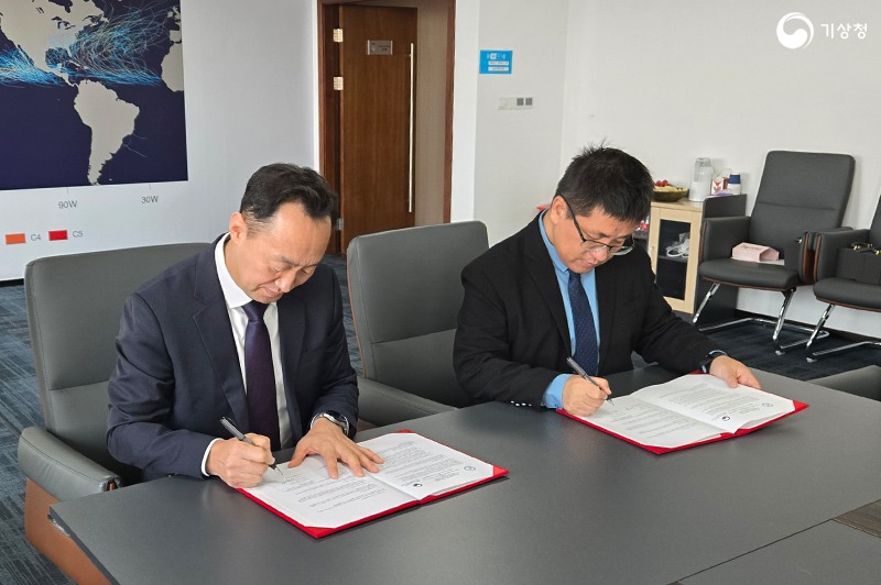 협약서에 서명하는 이철규 국립기상과학원 관측연구부장과 탕지(Dr. Tang Jie) 태풍협력연구센터장의 모습