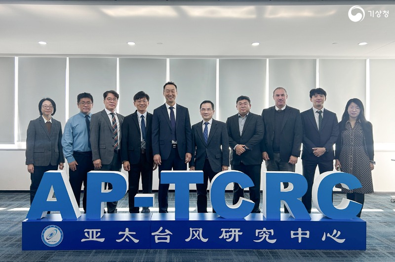 업무협약 체결 관계자들이 기념촬영 하는 모습