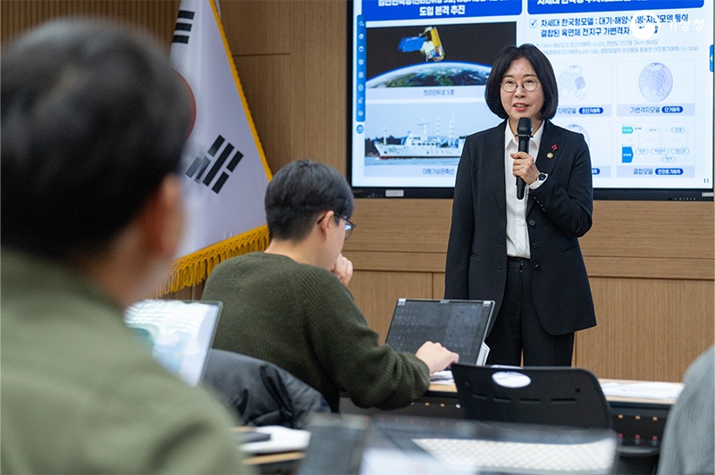 주요정책 추진계획 발표 후 기자들의 질문에 답하는 이미선 기상청장의 모습