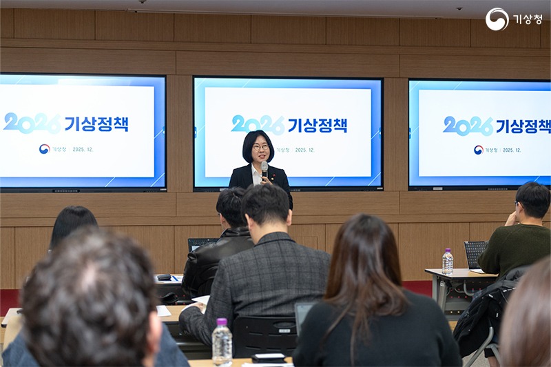 브리핑에 앞서 인사말을 하는 이미선 기상청장의 모습