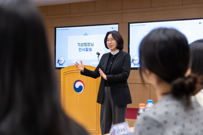 이미선 기상청장이 기자단의 질의에 답하는 모습