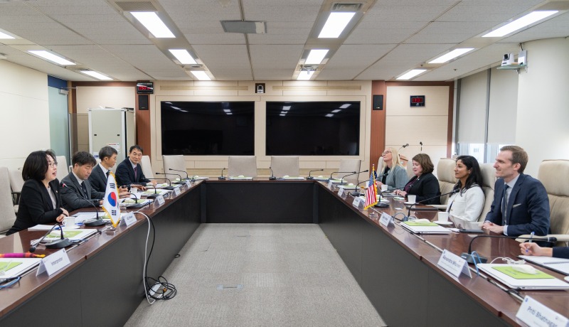 이미선 기상청장이 NOAA 차관보와 협력 방안을 논의하는 모습 1