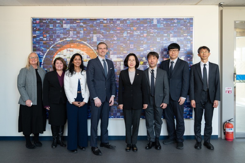 이미선 기상청장이 NOAA 차관보 및 담당자들과 기념촬영 하는 모습