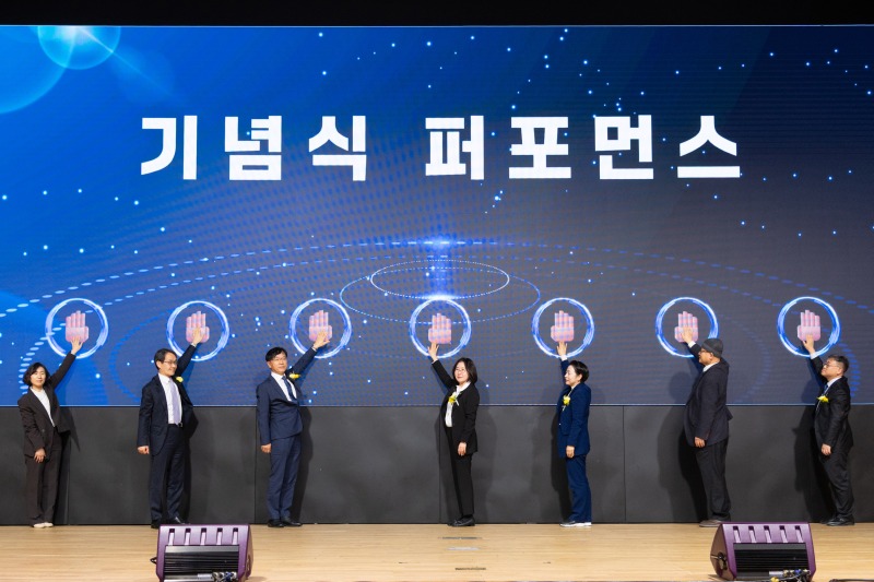 기념식 주요 참석자들이 오늘의 기상·기후 관측을 통해 내일의 국민안전을 지키겠다는 다짐의 캠페인 퍼포먼스에 참여하는 모습. 왼쪽부터 인희진 기상청 기상서비스국장, 송영일 기후변화학회장, 김철희 한국기상학회장, 이미선 기상청장, 황정아 의원, 문창용 대전광역시 환경국장, 이정환 기상청 차장.