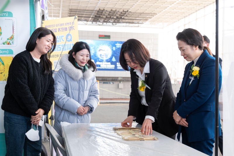 이미선 기상청장과 황정아 의원이 세계기상의 날 기념 부대행사를 체험하는 모습