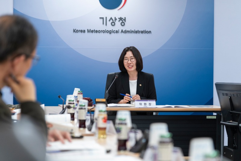 회의를 주재하는 이미선 기상청장의 모습 1