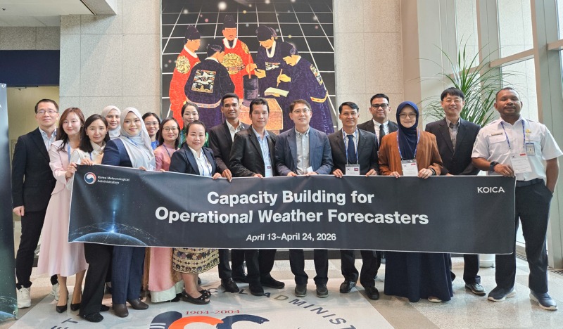 외국인 기상예보관 과정 교육생들과 담당자들이 기념촬영 하는 모습 1