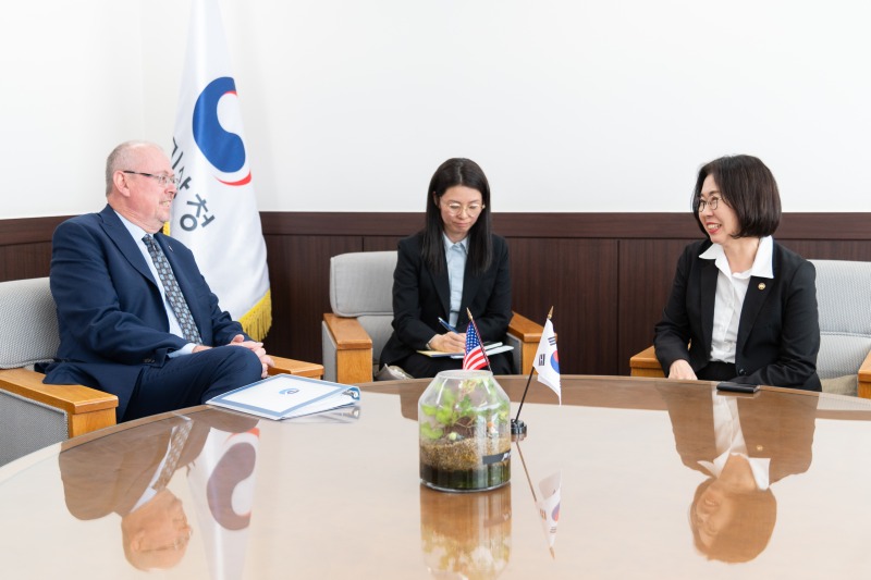 이미선 기상청장이 미국 기상청장과 환담을 나누는 모습