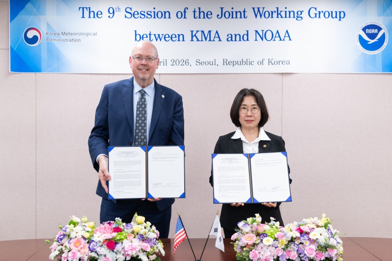 이미선 기상청장과 미국 기상청장이 협약서에 서명하는 모습
