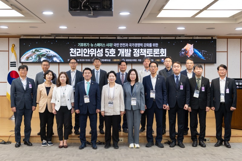 박정 의원, 황정아 의원, 이미선 기상청장, 김주영 의원을 비롯한 토론회 주요 참석자들이 기념촬영 하는 모습