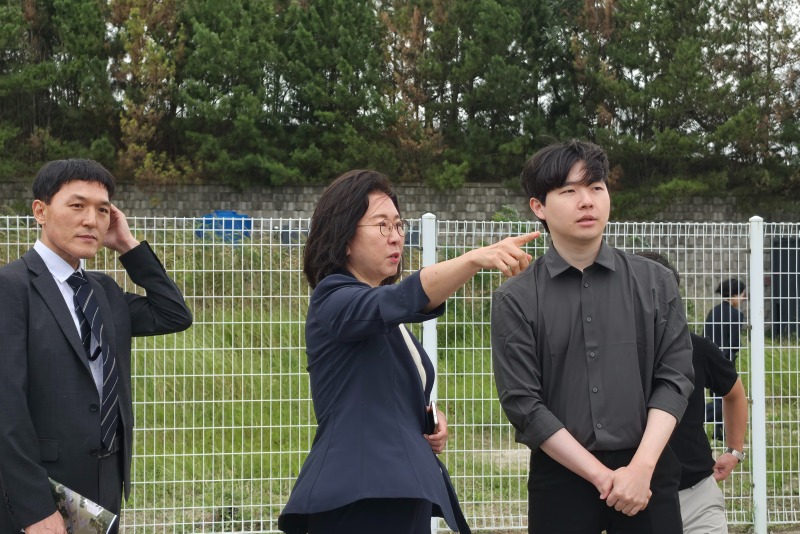 포항 지열발전 부지를 점검하는 이미선 기상청장의 모습