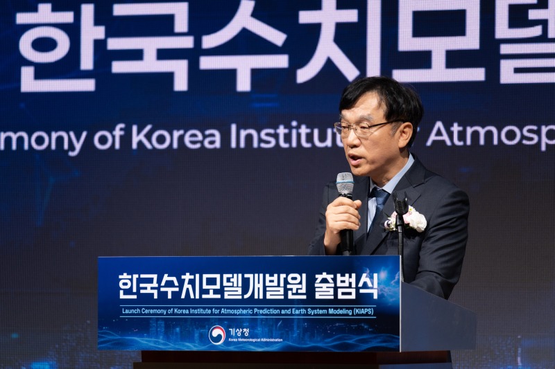 축사하는 김철희 한국기상학회장의 모습