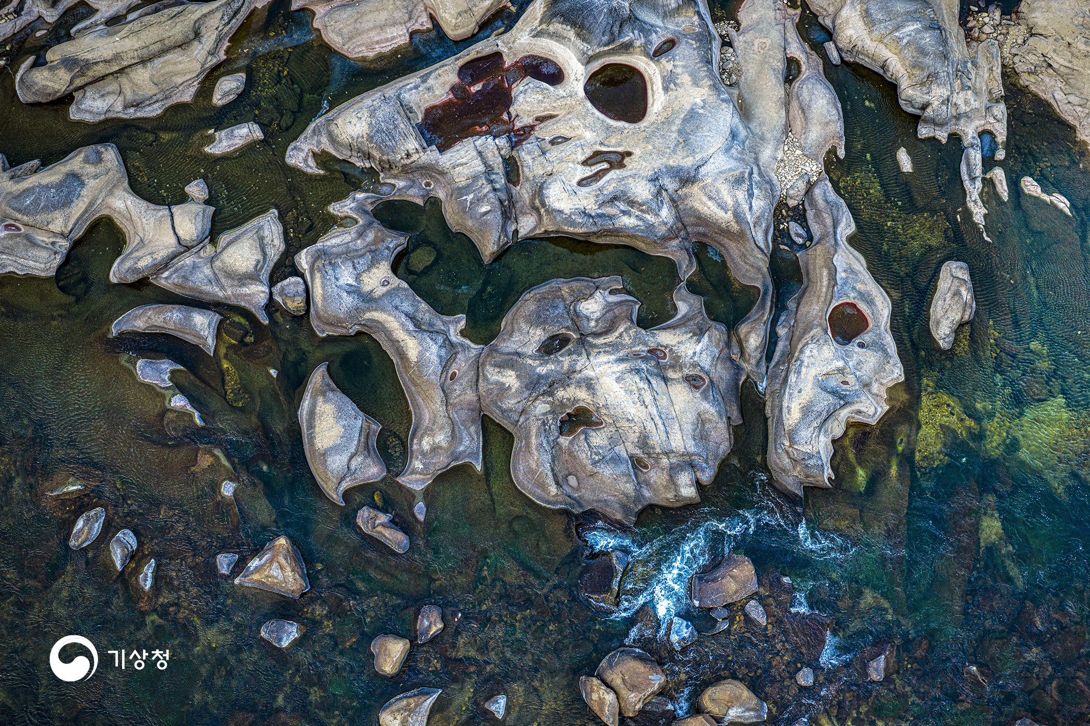 기상청 세월에 깎이고 쌓인 흔적