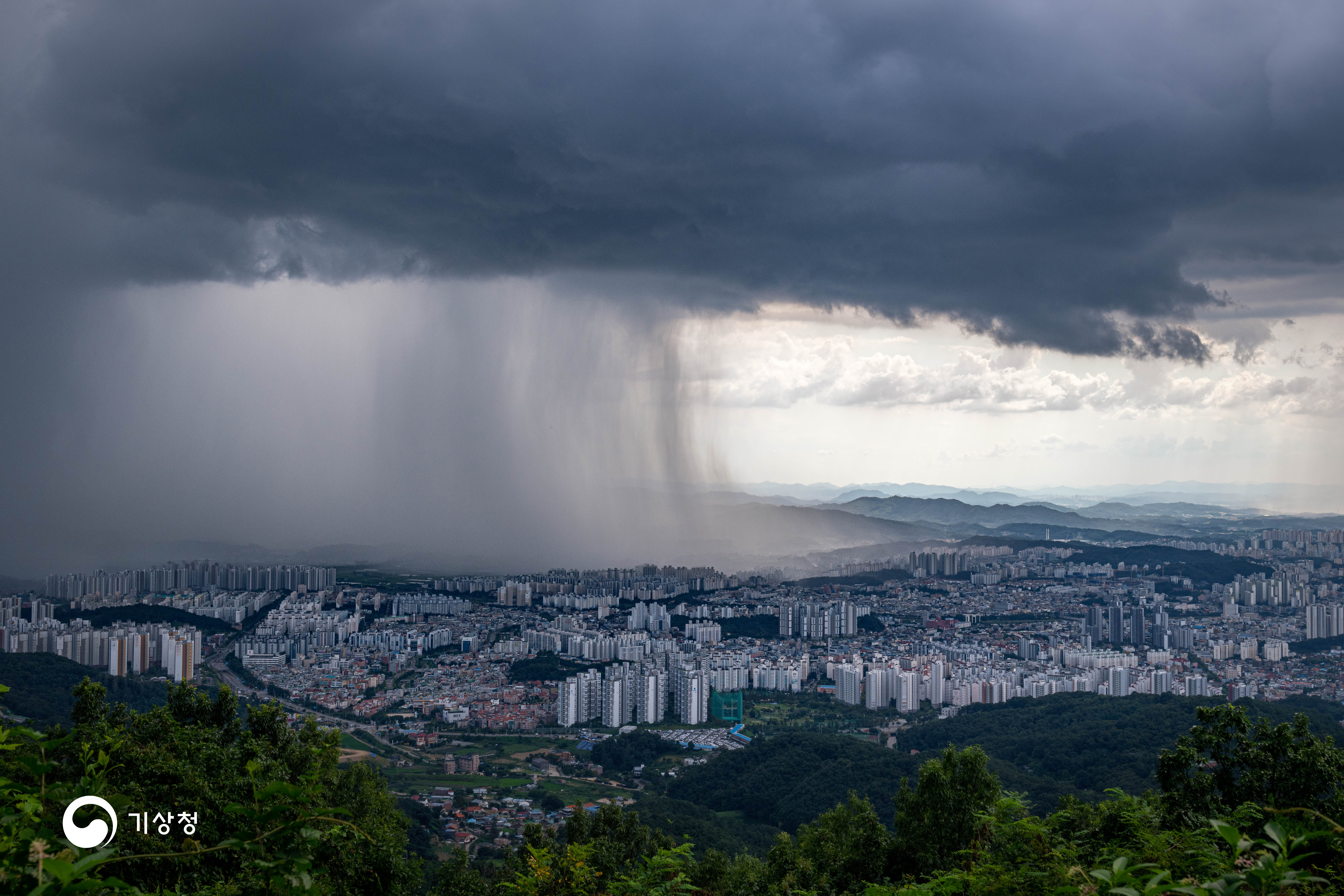 기상청 도시를 적시는 폭포수