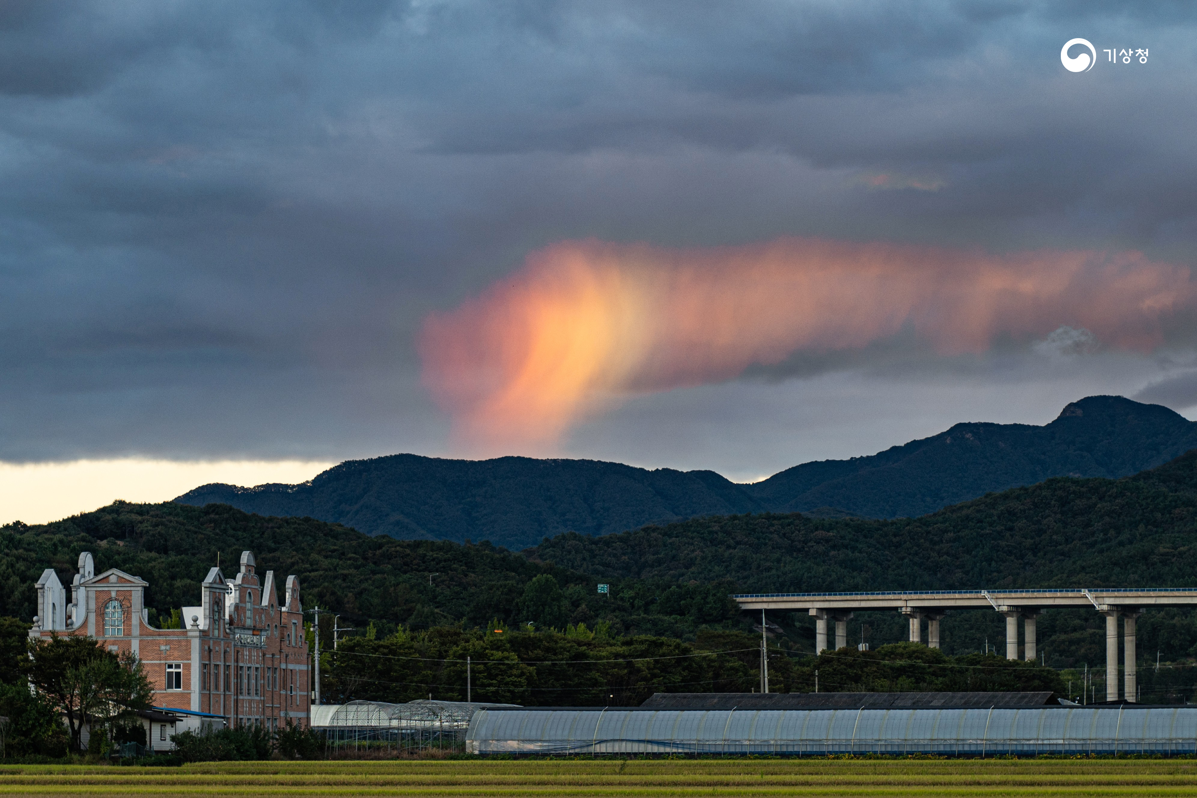 기상청 무지개를 머금은 구름