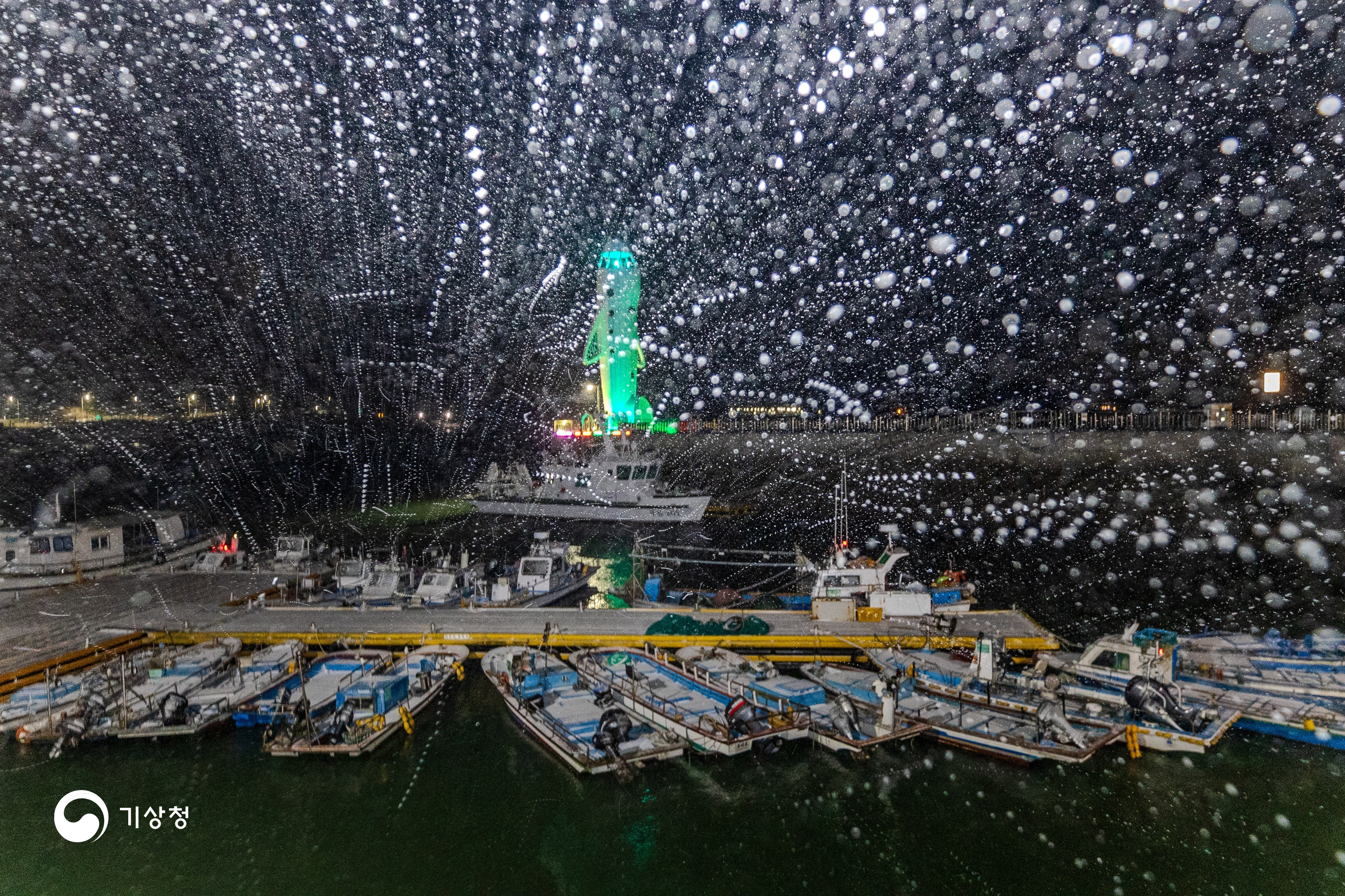 기상청 강풍에 눈보라가 몰아치는 밤